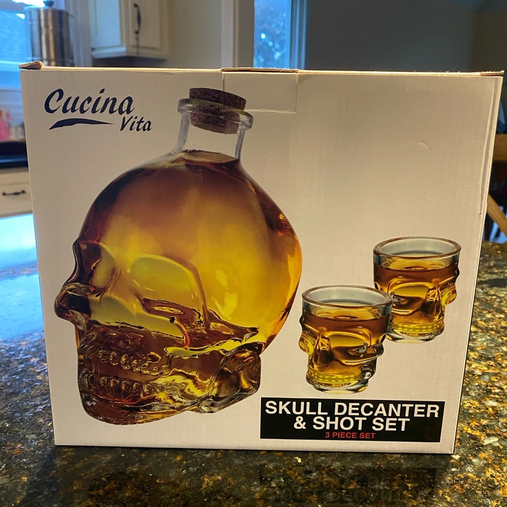 3 piece set. 1 decanter and 2 mini glasses. Perfect for your Halloween Party.